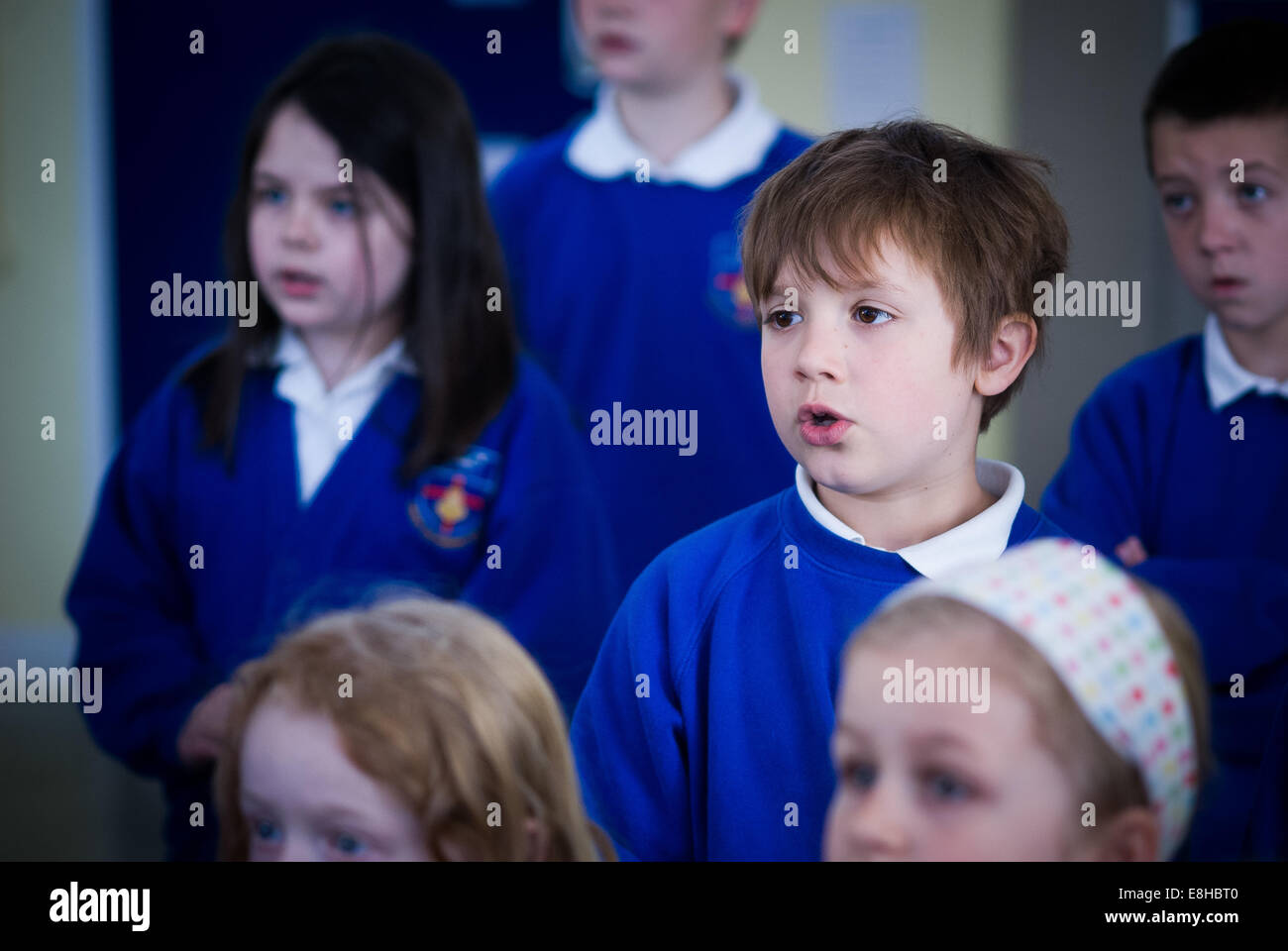 I bambini che cantano in una scuola primaria di assemblaggio, REGNO UNITO Foto Stock