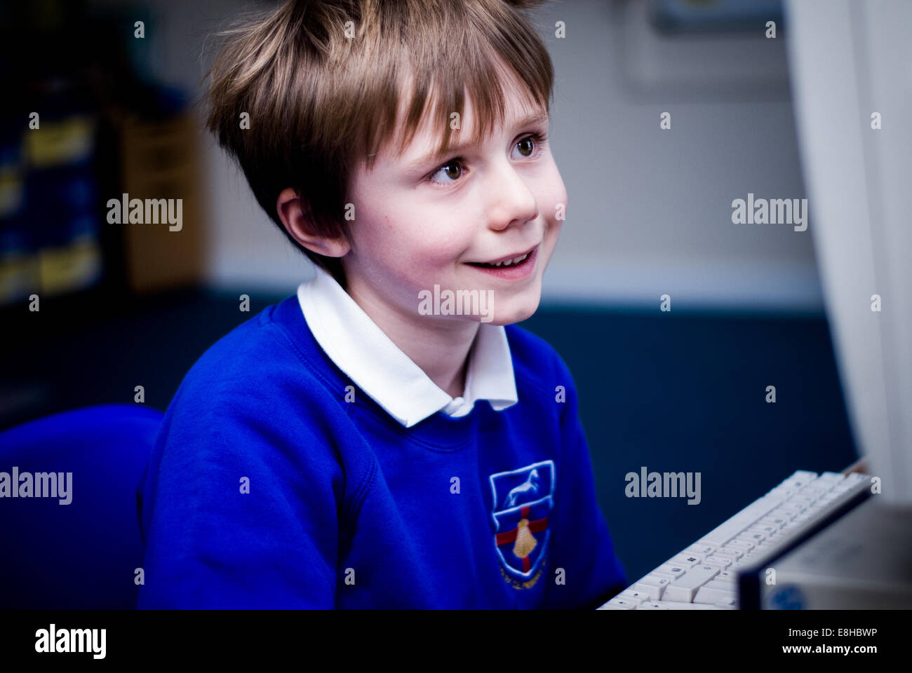 Ritratto di uno scolaro in una classe che utilizza un computer Foto Stock