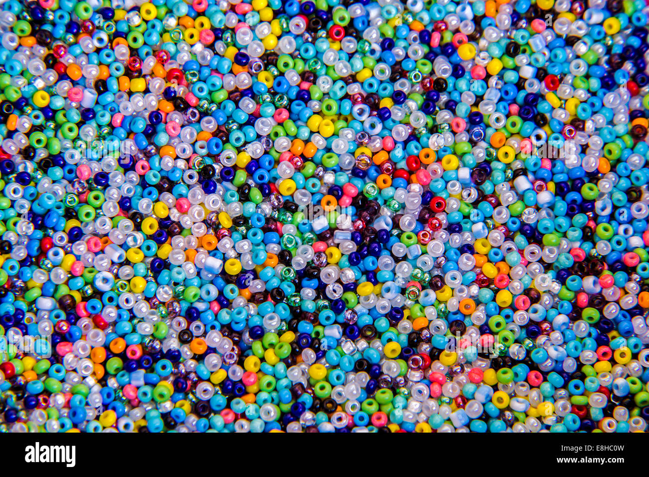 La dispersione di molte piccole, multicolore perle di perline Foto Stock