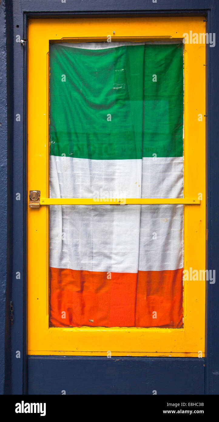 La bandiera irlandese un riempimento blu e giallo dipinto sul telaio di una finestra in Dingle Co. Kerry Irlanda Foto Stock