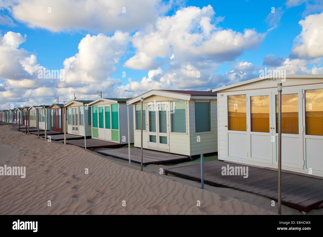 Diversi beachhouses in fila sulla spiaggia in Paesi Bassi Foto Stock