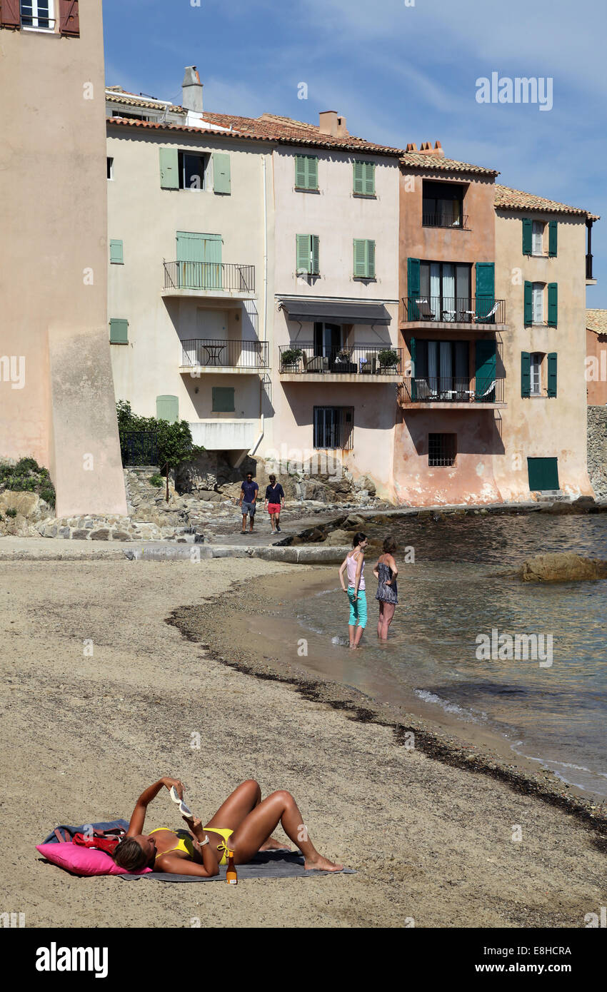 St Tropez Port des Pecheurs una piccola spiaggia con acque chiare e ordinate la sabbia.La Riviera Francese Foto Stock