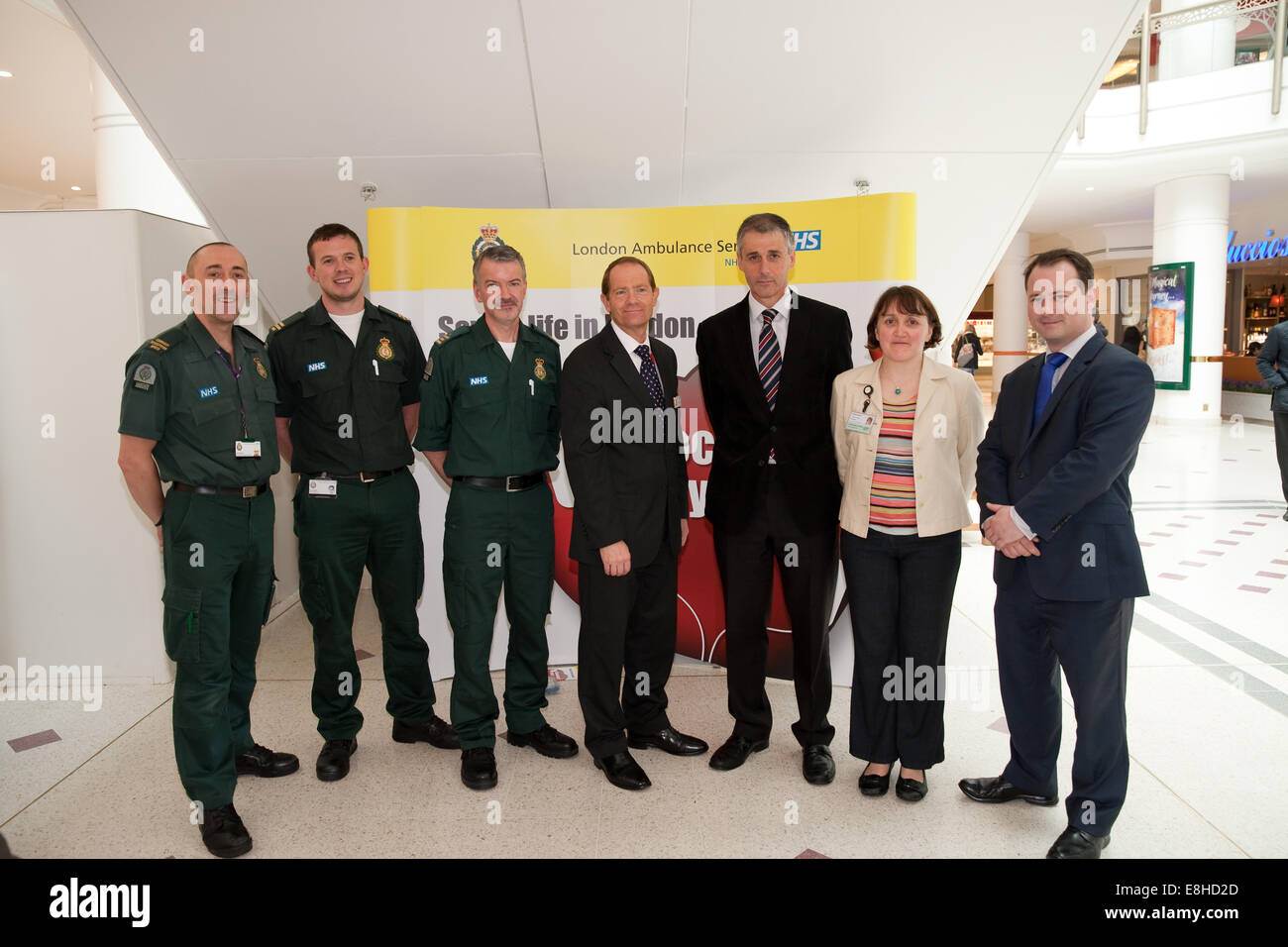 LAS dei membri del personale, Dr Ray Vella e il consigliere Pietro Fortune posano per una foto di gruppo a l'evento di formazione in intu shopping center a Bromley Foto Stock