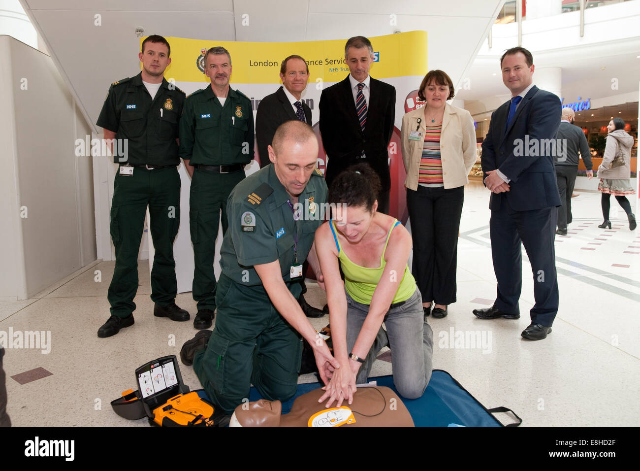 LAS dei membri del personale, Dr Ray Vella e il consigliere Pietro Fortune posano per una foto di gruppo a l'evento di formazione in intu shopping center a Bromley Foto Stock