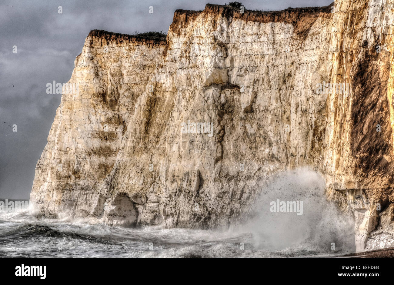 Newhaven, East Sussex, Regno Unito. 8 Ottobre, 2014. Alcune immagini HDR del mare mosso nel forte vento SW sulla costa del Sussex. 3 scatti uniti alcuni fantasmi di uccelli possono essere visti.Più erosione era visibile ai piedi delle scogliere di gesso. Credito: David Burr/Alamy Live News Foto Stock
