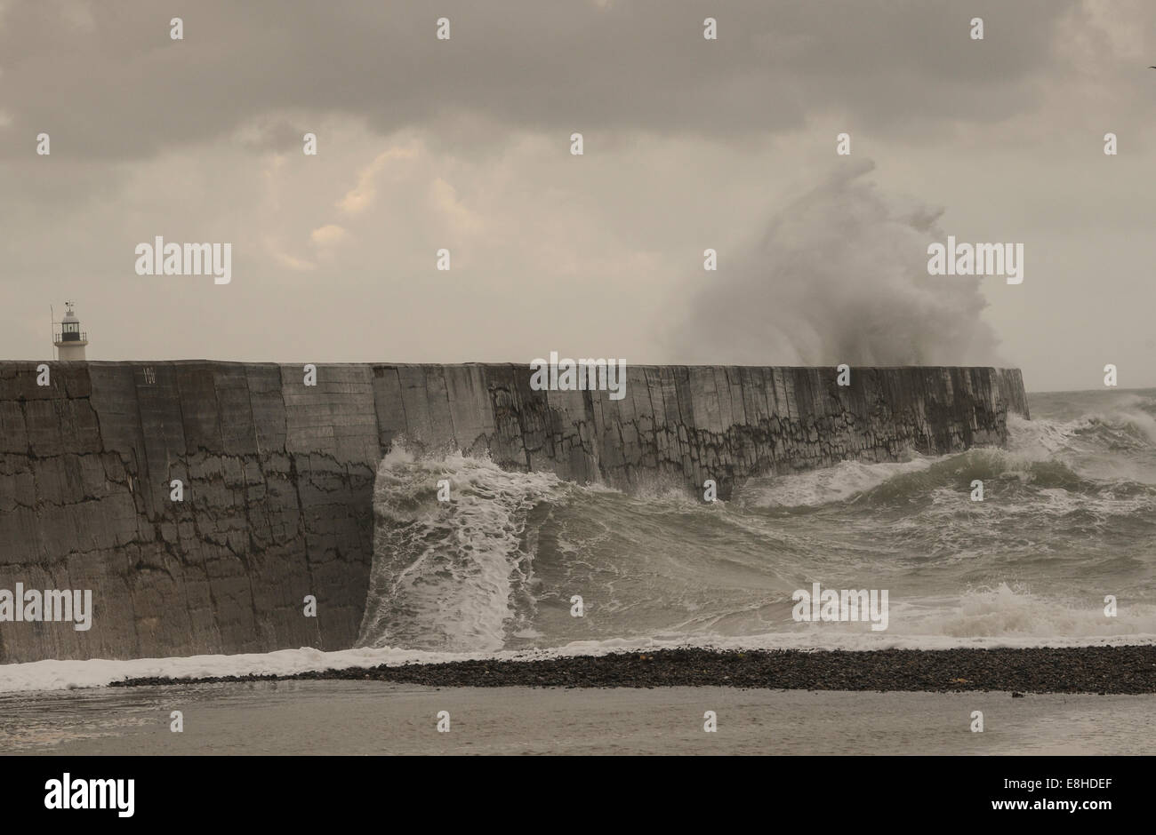 Newhaven, East Sussex, Regno Unito. 8th ottobre 2014. I mari accidentati ritornano a Newhaven West Arm con un forte ma ancora caldo vento da Sud Ovest Foto Stock