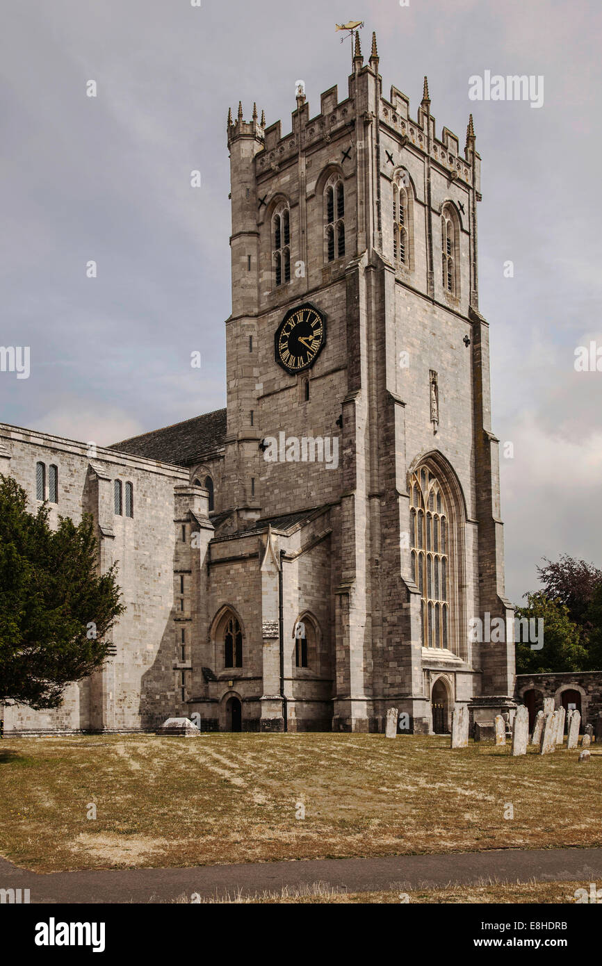 La torre di Christchurch Priory nella contea di Dorset. Il priorato fu fondata nel 1094 Foto Stock