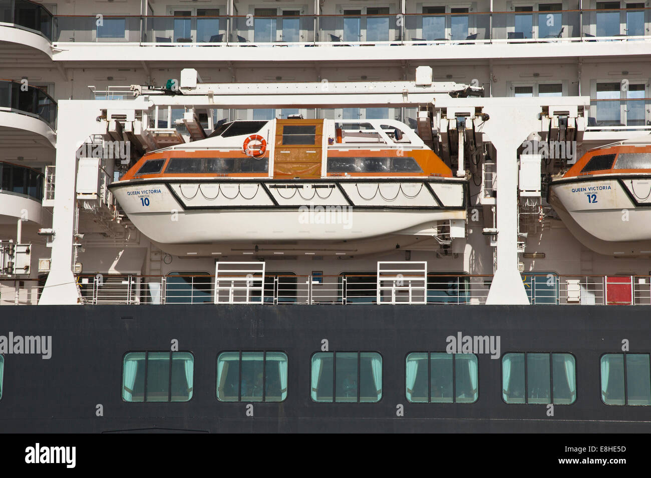 Scialuppa di salvataggio sulla Cunard nave da crociera Queen Elizabeth 2 al dock in acqua di Southampton Foto Stock