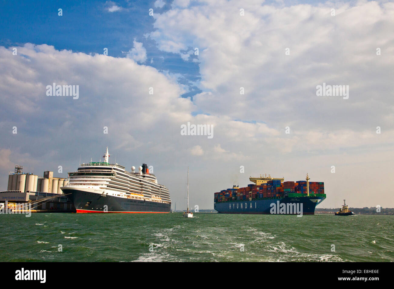 La Cunard crociera Queen Elizabeth2 e nave cargo Hyundai in Southampton docks Foto Stock
