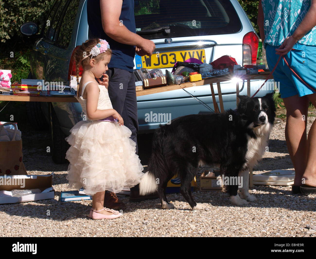 Giovane ragazza vestita come una ballerina con la sua famiglia in un bagagliaio della vettura vendita, Devon, Regno Unito Foto Stock