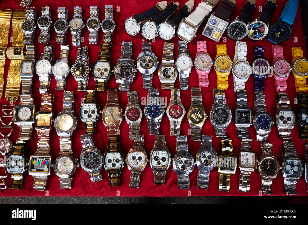 Orologi in vendita presso East Street Market, London, Regno Unito Foto Stock