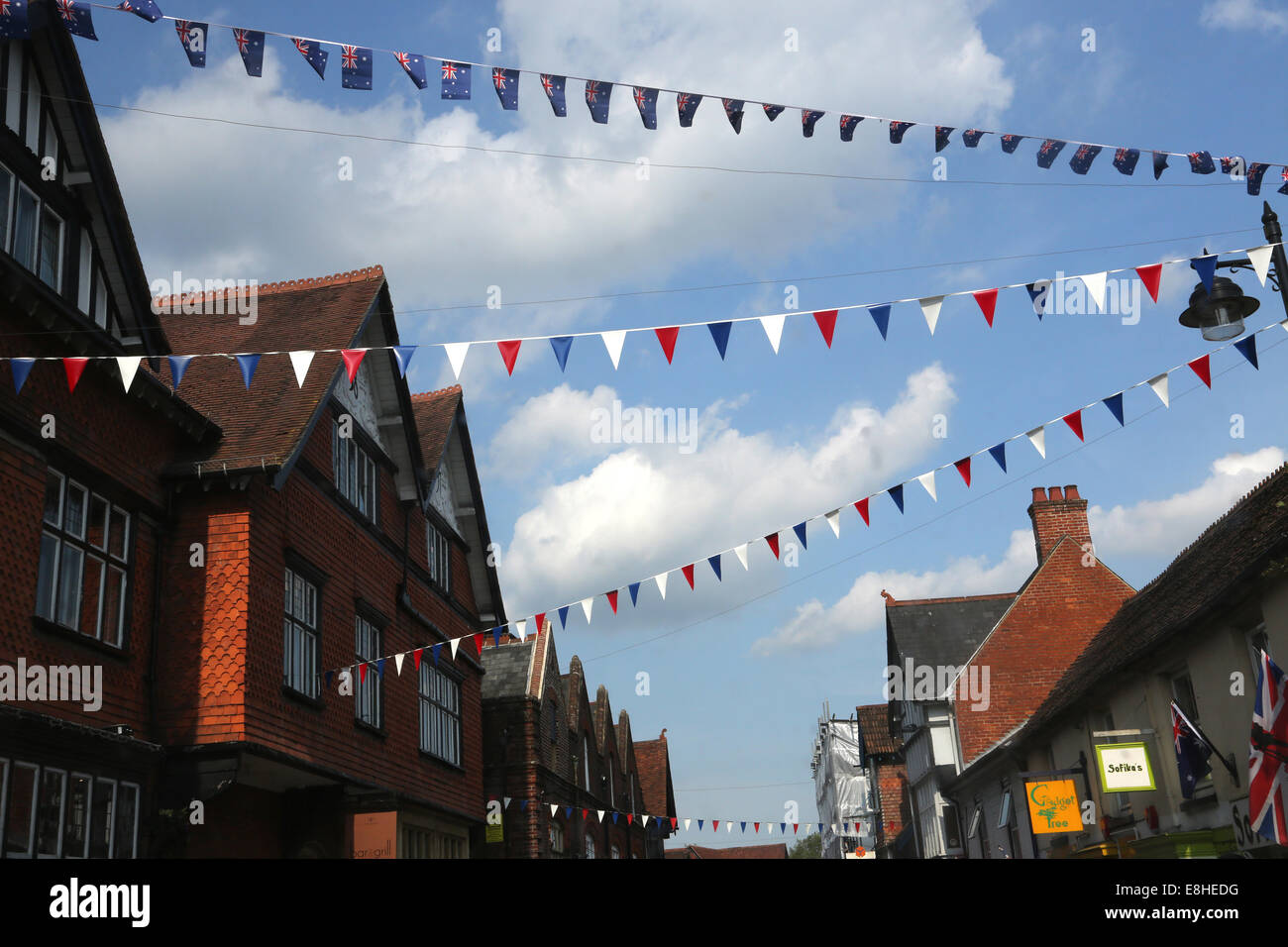 Bunting sopra i negozi a Lyndhurst High Street New Forest Hampshire Inghilterra Foto Stock