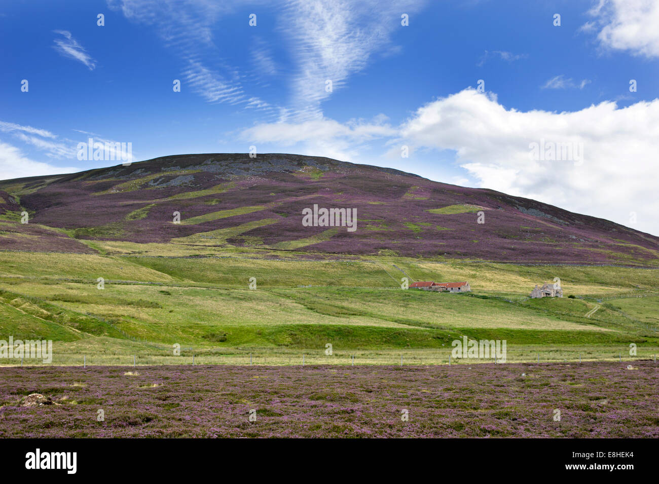 Il abbandonate e grado c elencati negli edifici che compongono Tullochmacarrick cascina Foto Stock