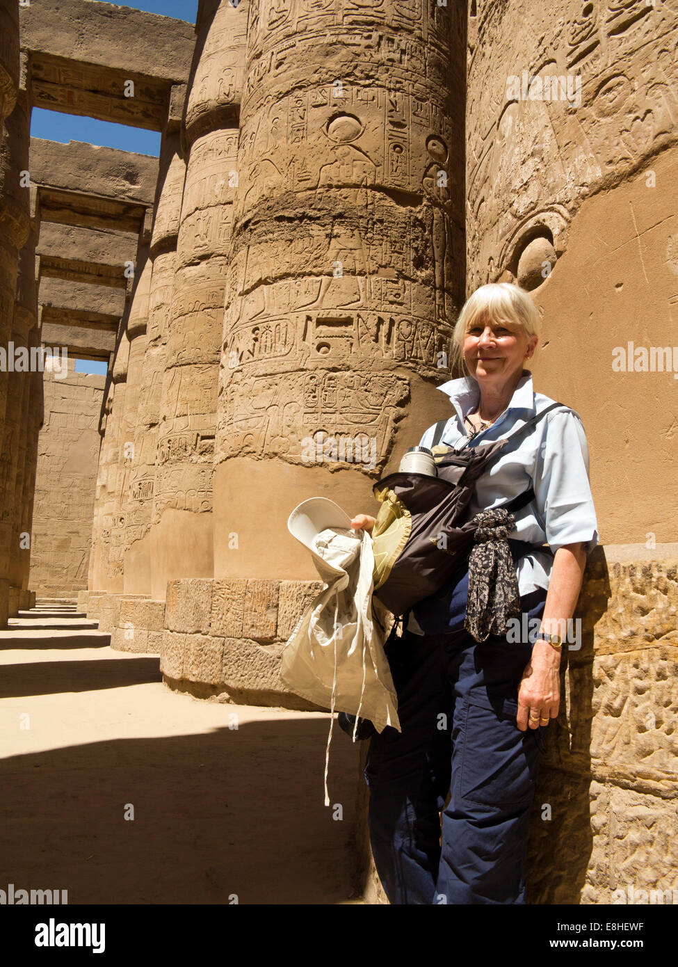 Egitto Luxor Tempio di Karnak, senior turista femminile tra le colonne di grande Hypostyle Hall Foto Stock