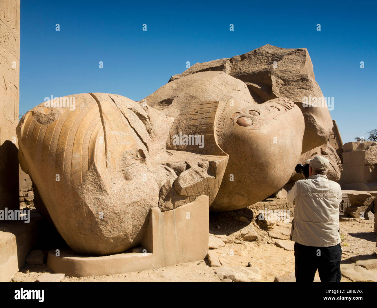Egitto Luxor Ramesseum, Tempio mortuario, caduto il Colosso di Ramses II, Foto Stock