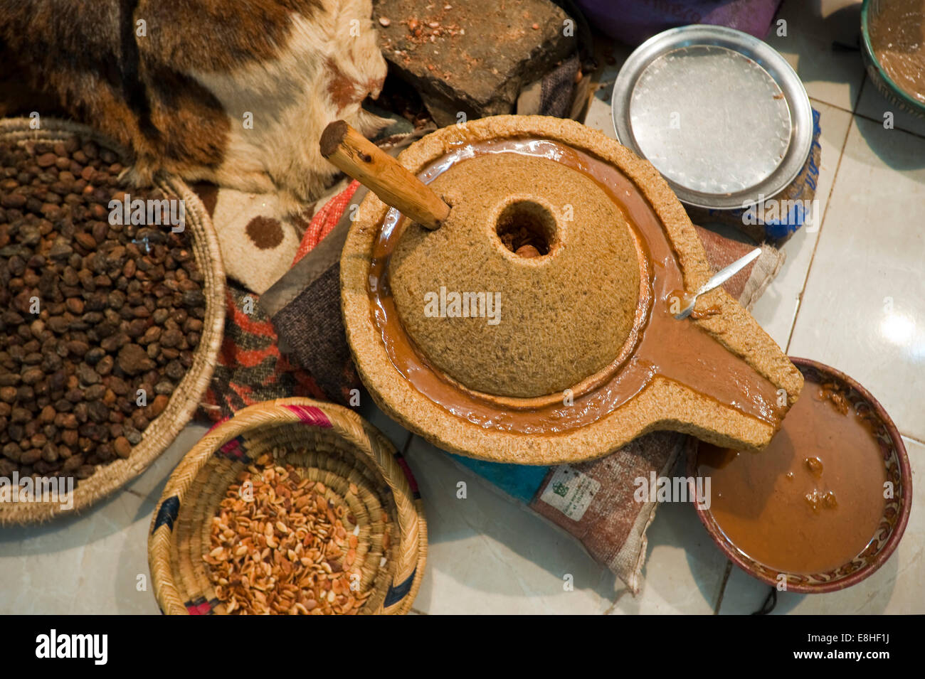 Chiudere orizzontale di tutti gli utensili utilizzati per il vecchio metodo per la produzione di olio di Argan in negozio nel souk di Marrakech. Foto Stock