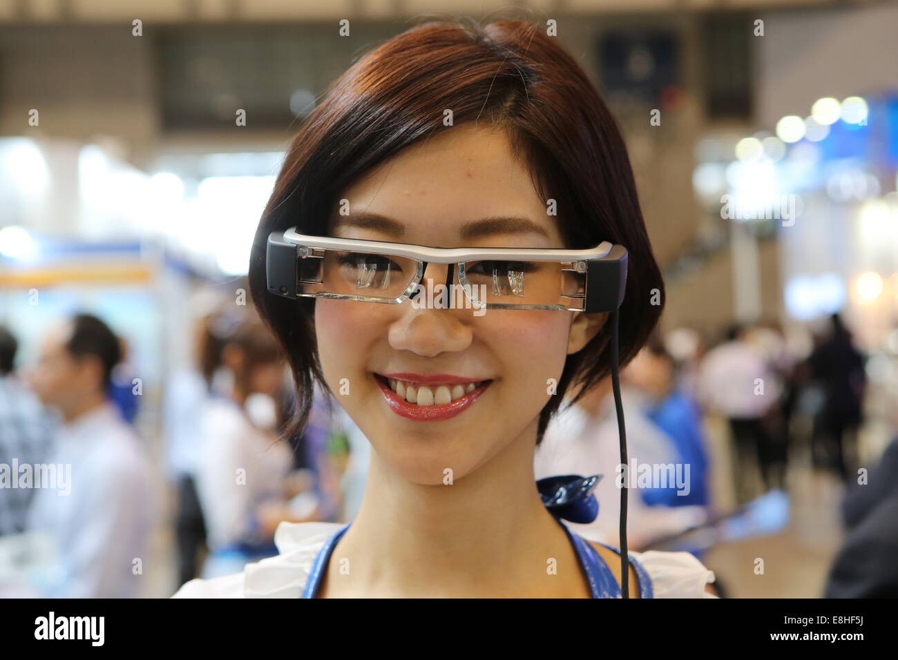 Tokyo, Giappone. Il 7 ottobre, 2014. Un modello indossa gli occhiali dati Epson Moverio BT-200 durante il CEATEC (mostra combinata di Tecnologie Avanzate) Giappone 2014 tenuto al Makuhari Messe a Chiba, a est di Tokyo, Giappone, 07 ottobre 2014. Secondo Toshiba, android è in grado di muovere le braccia e le mani senza intoppi e il giapponese utilizza il linguaggio dei segni. Android è il prototipo di sviluppare per i robot di servizio per assistere le persone in termini di benessere e di assistenza sanitaria. Credito: dpa picture alliance/Alamy Live News Foto Stock