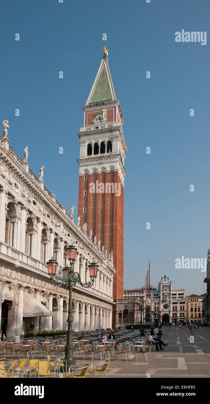 Biblioteca Marciana e St Marks campanile e la Torre dell Orologio o Clock Tower dalla piazzetta di Venezia Italia ST MARKS B Foto Stock