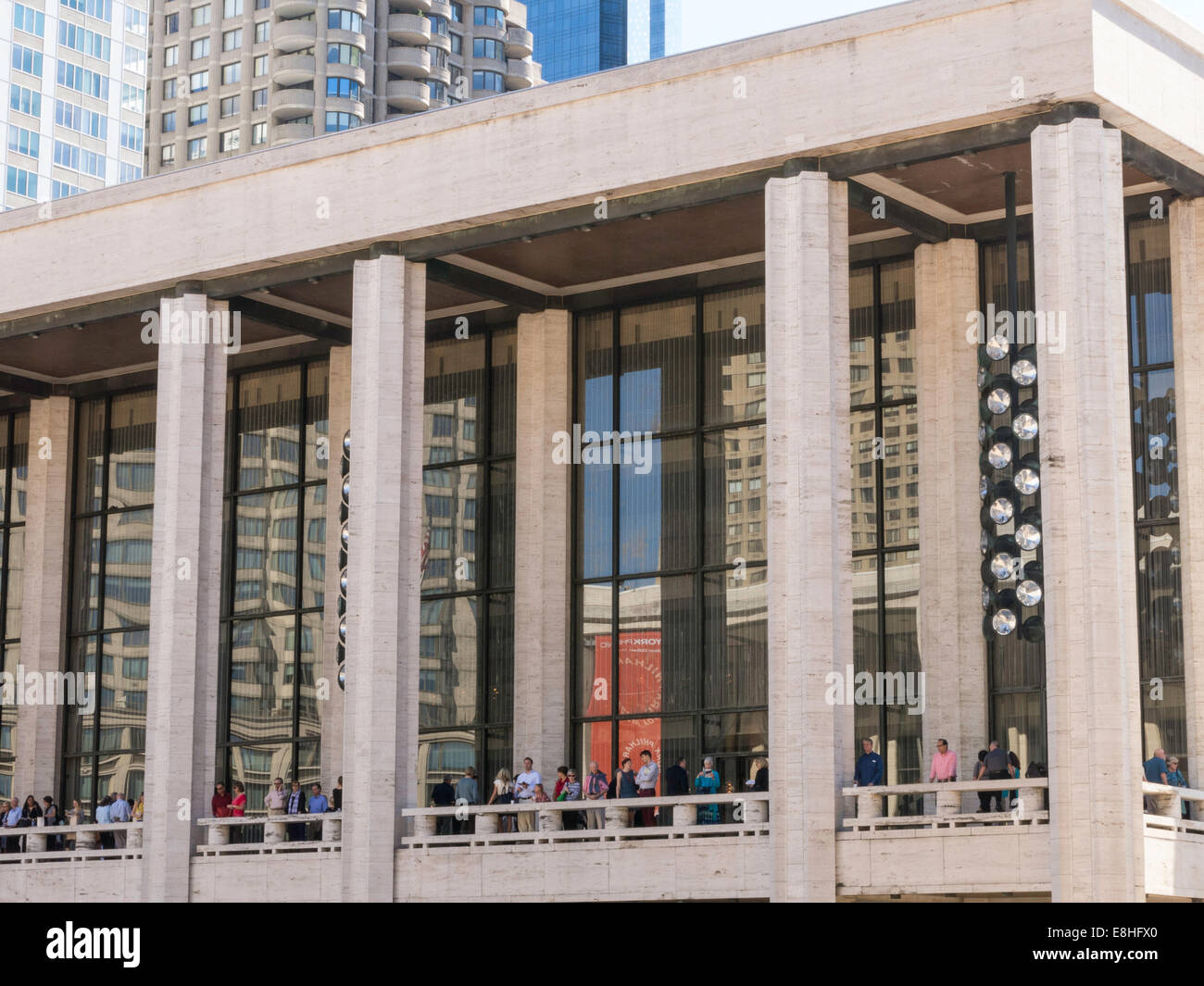 Persone sul balcone durante l'intervallo, Lincoln Center per le Arti dello Spettacolo, NYC Foto Stock