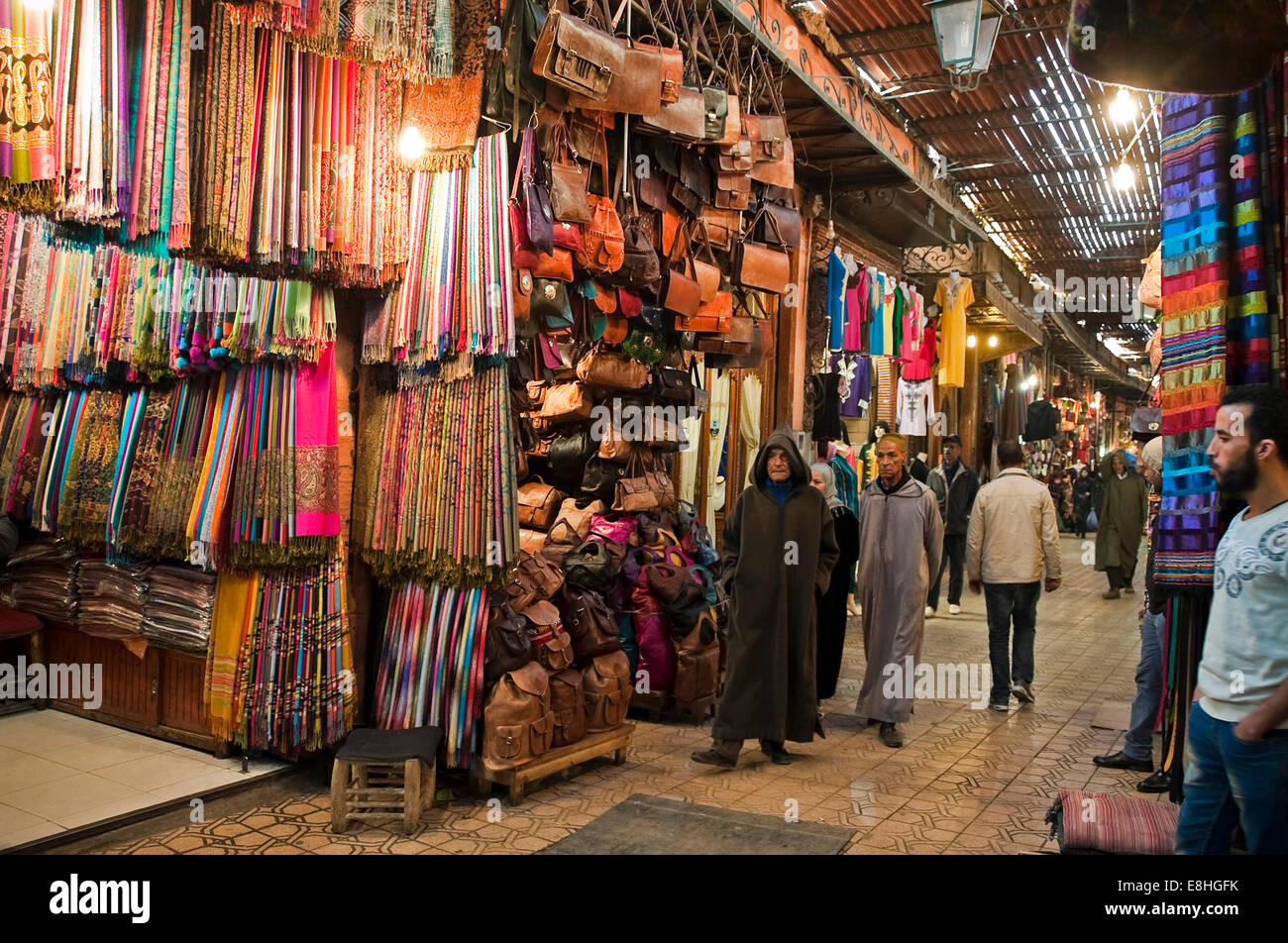 Vista orizzontale delle persone che camminano attraverso i souk di Marrakech. Foto Stock