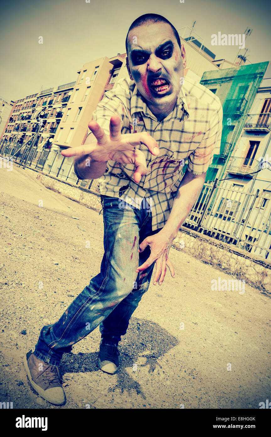 Un pauroso zombie a piedi, con un effetto di filtro Foto Stock