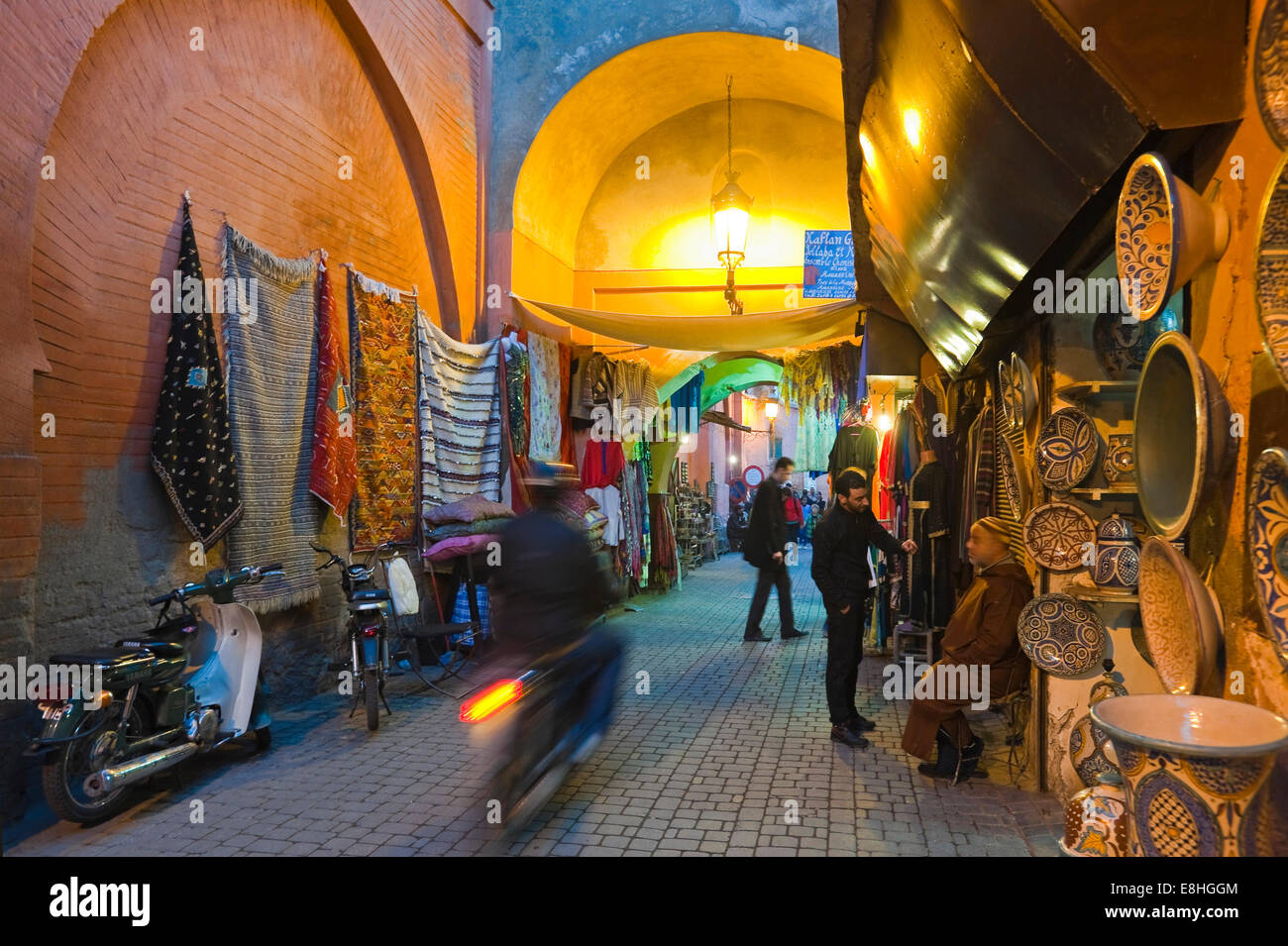Vista orizzontale delle persone che camminano attraverso i souk di Marrakech. Foto Stock