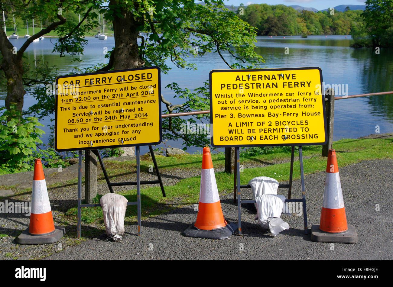 Segni dando un preavviso di chiusure di traghetto a lontano Sawrey Ferry Terminal, Lago di Windermere, Lake District, Cumbria, England, Regno Unito Foto Stock