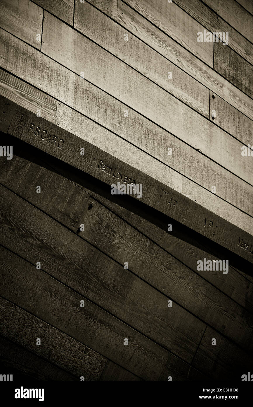 Close-up di i nomi e le sigle dei donatori scolpiti nel legno esterno facciata della Mary Rose museum. Foto Stock