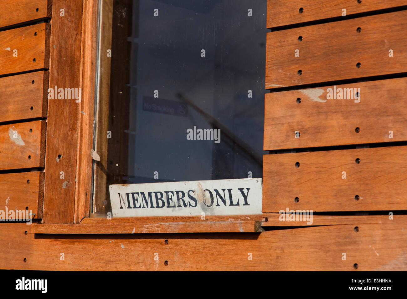 'Membri' solo segno nella finestra di una capanna in legno. Foto Stock