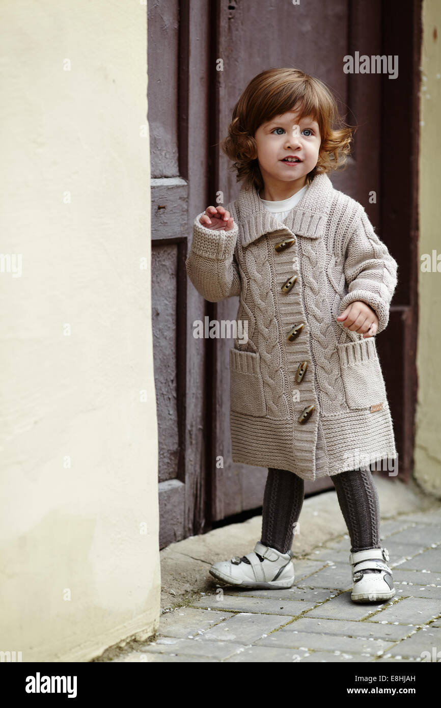 Bambina eleganti urbano ritratto Foto Stock