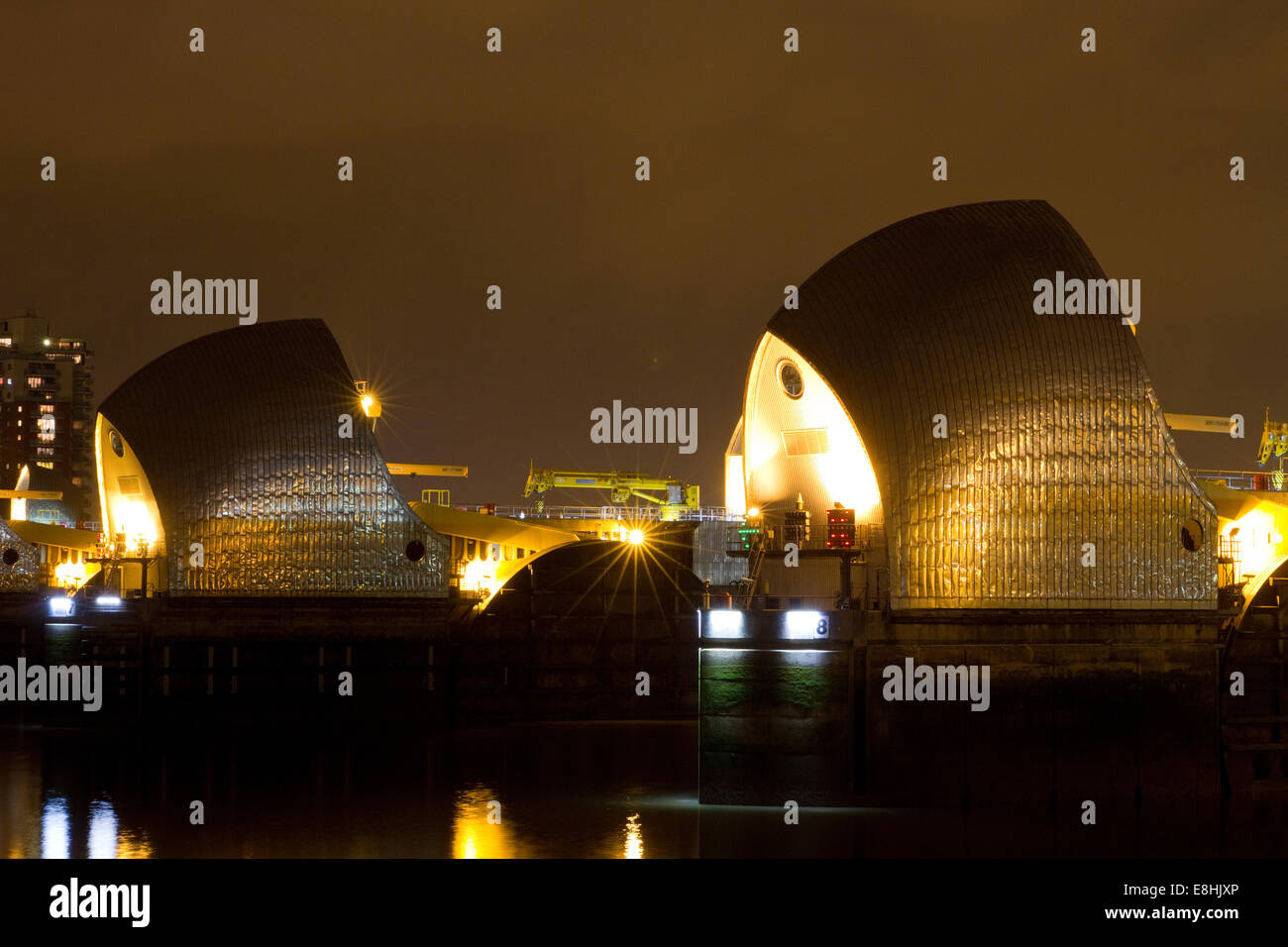 Piers 7 & 8 della Thames Barrier come si vede dalla nuova Charlton nel Royal Borough of Greenwich. Foto Stock