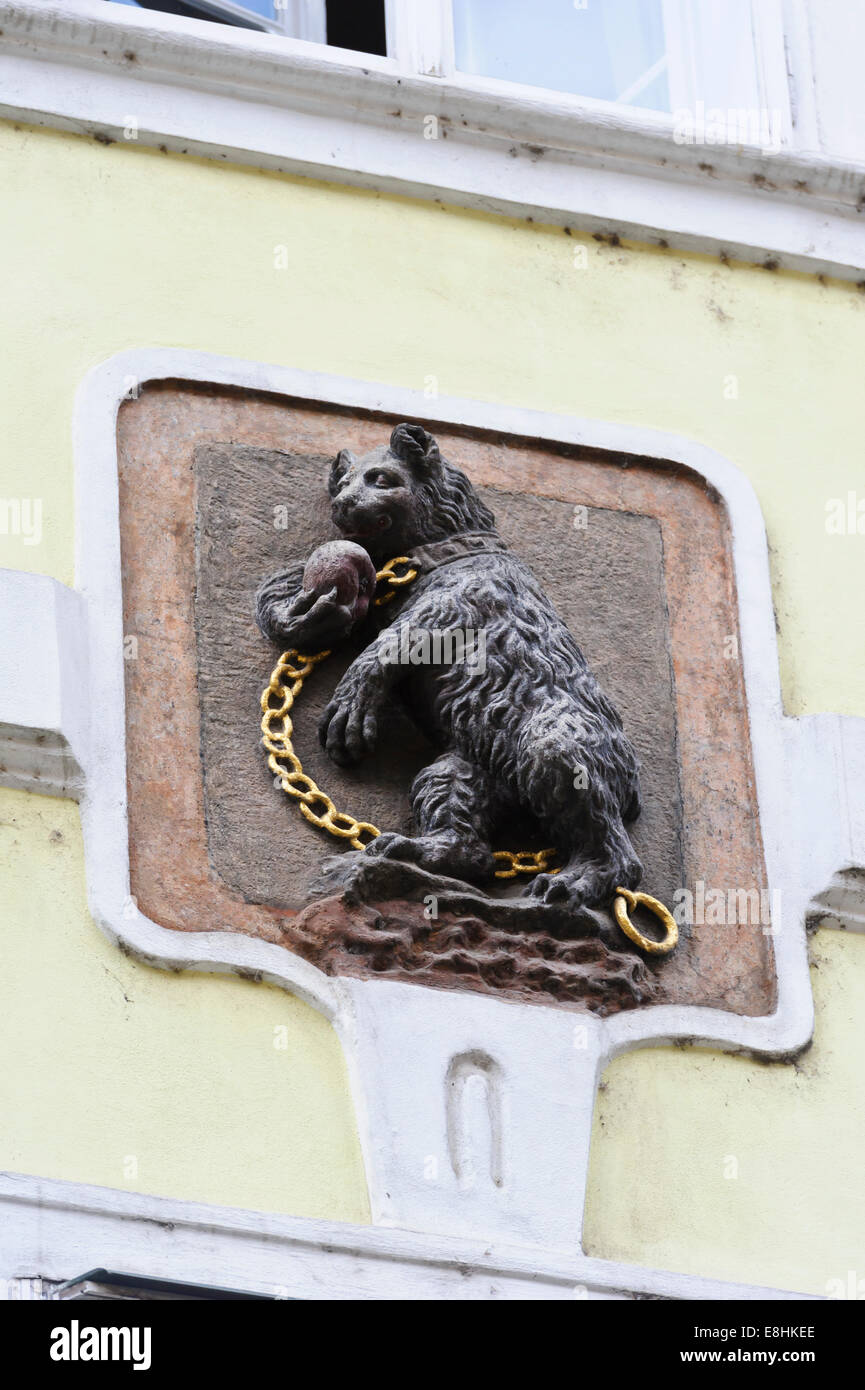 Un orso in casa catena segno sulla parete esterna di un edificio nella città di Praga, Repubblica Ceca. Foto Stock