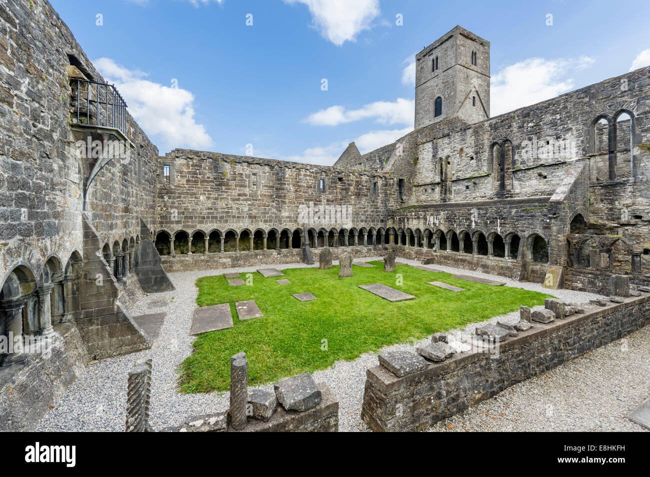 I Chiostri presso le rovine della Abbazia di Sligo, città di Sligo, nella contea di Sligo, Repubblica di Irlanda Foto Stock