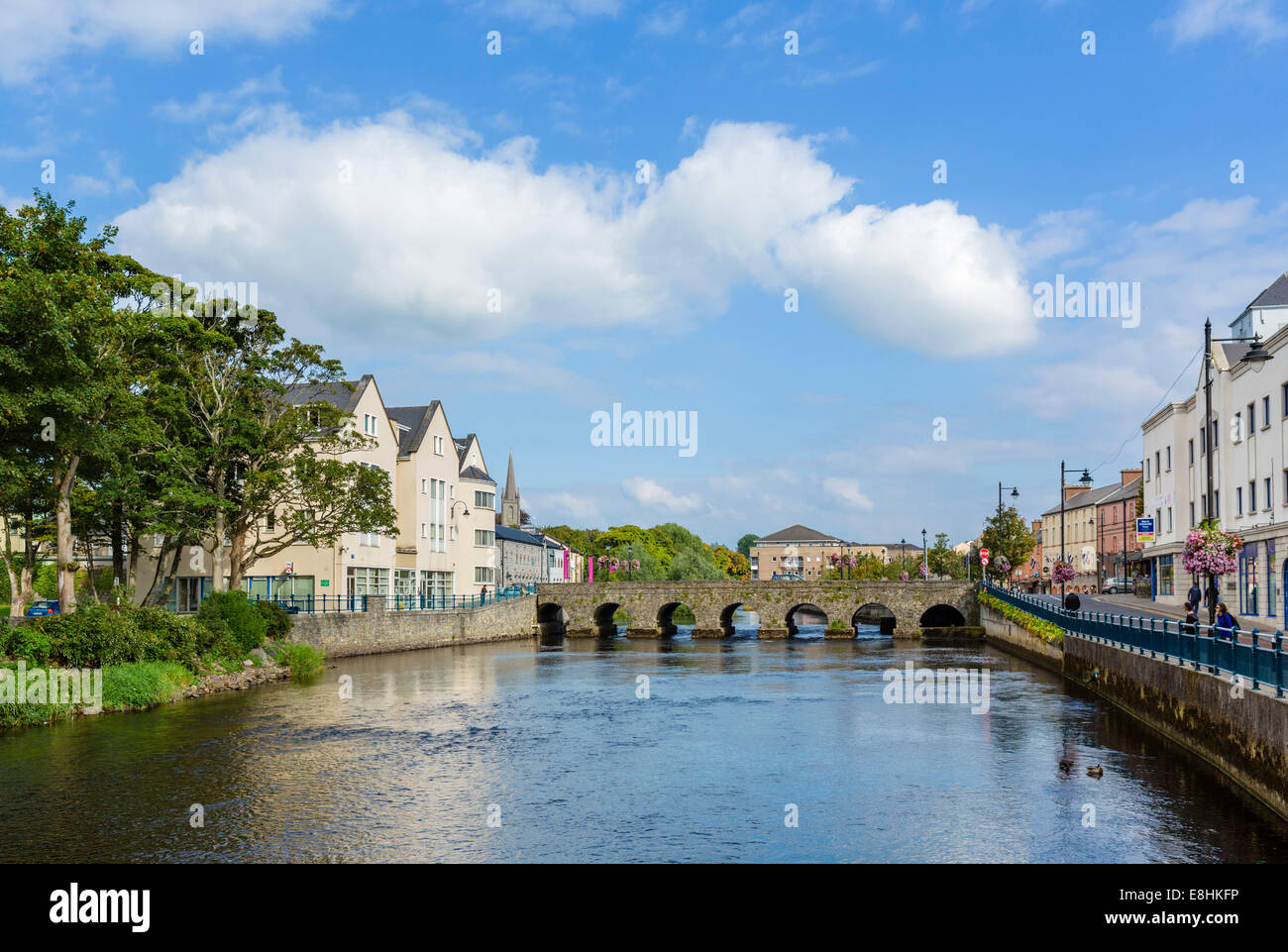 Il fiume Garvoge dall'acqua Lane passerella pedonale nel centro della città, la città di Sligo, nella contea di Sligo, Repubblica di Irlanda Foto Stock