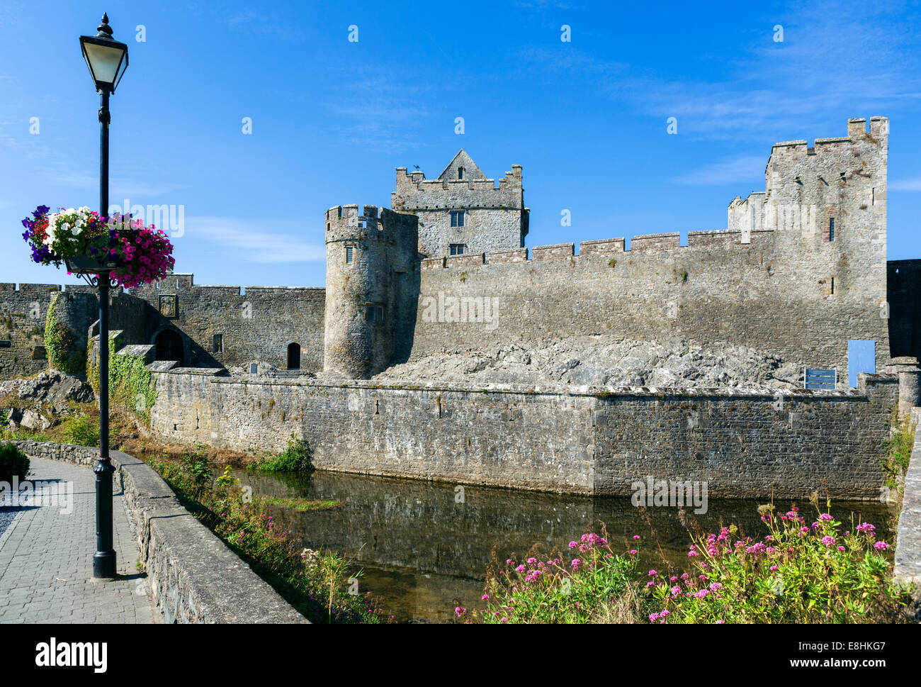 Castello di Cahir e il fiume Suir, Cahir, nella contea di Tipperary, Repubblica di Irlanda Foto Stock