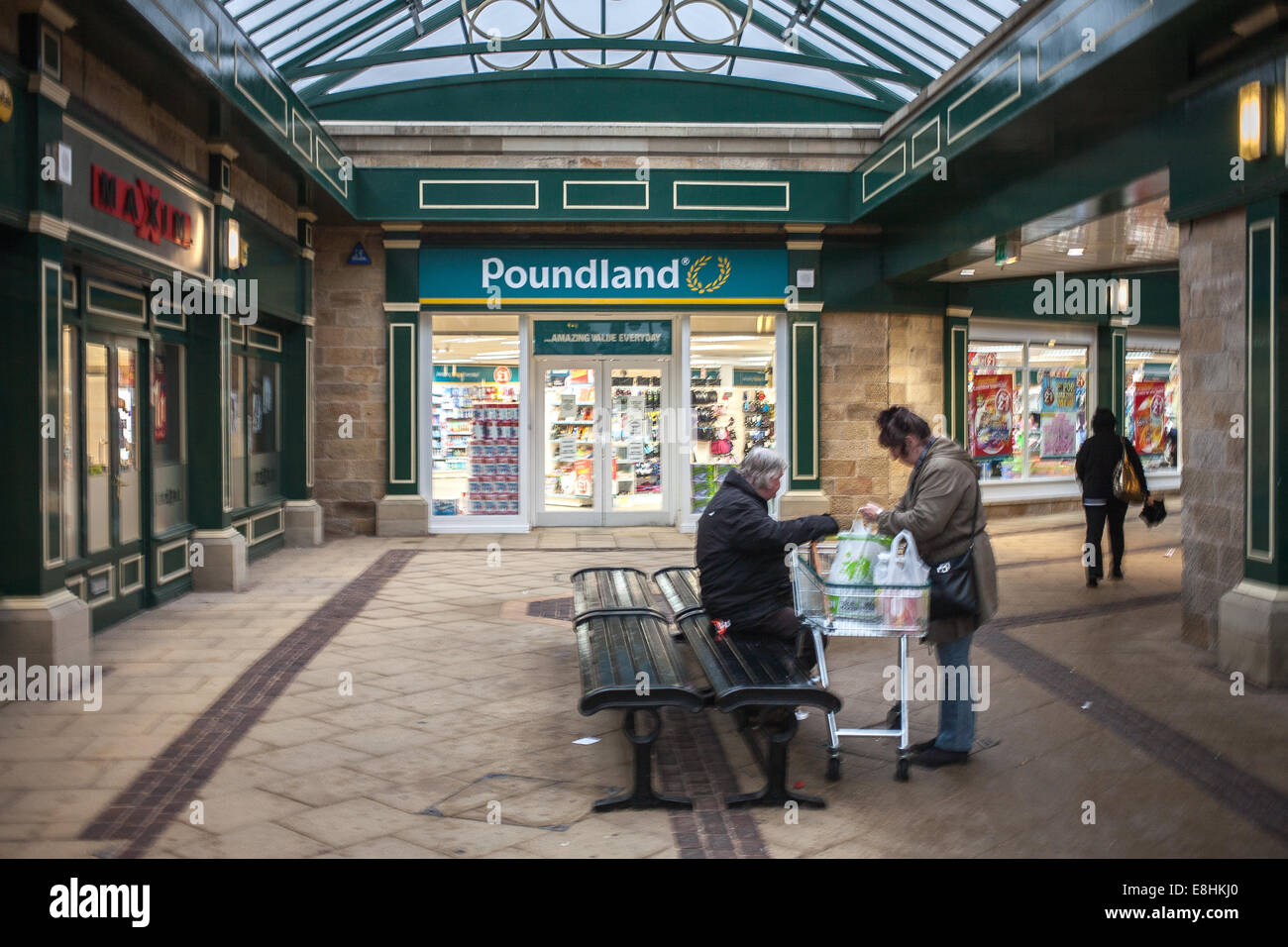 Gli amanti dello shopping al di fuori di un sconto Poundland store nella caserma Hillsbourgh Sheffield REGNO UNITO Foto Stock