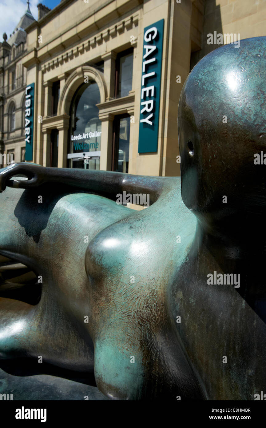 Leeds, Regno Unito. Reclining donna scultura di Henry Moore all'entrata di Leeds City Art Gallery, biblioteca e Henry Moore Institute. Foto Stock