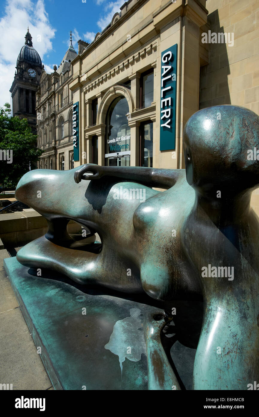 Leeds, Regno Unito. Reclining donna scultura di Henry Moore all'entrata di Leeds City Art Gallery, biblioteca e Henry Moore Institute. Foto Stock