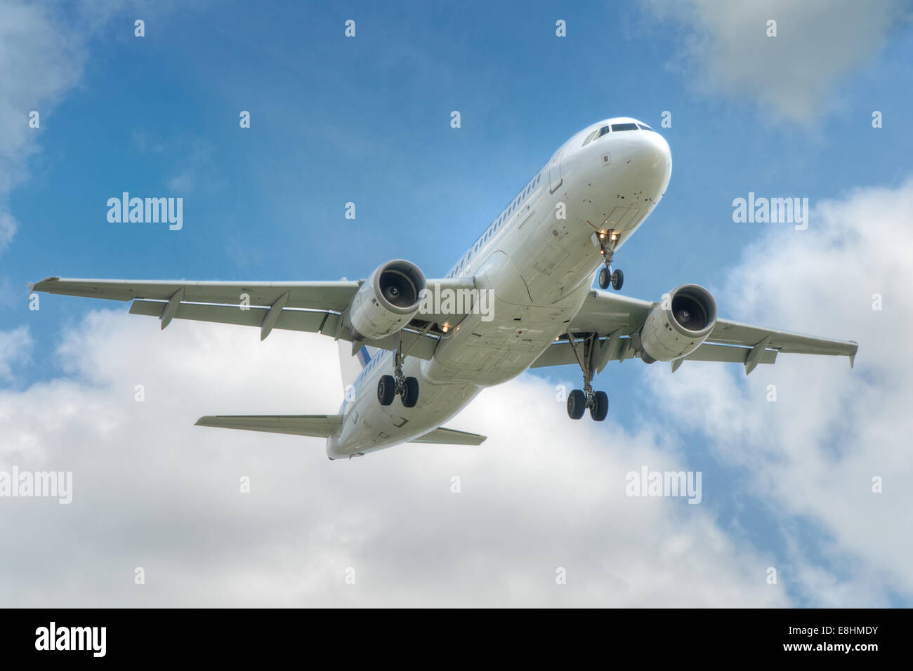 Big jet aereo decollare su blu cielo nuvoloso nackground Foto Stock