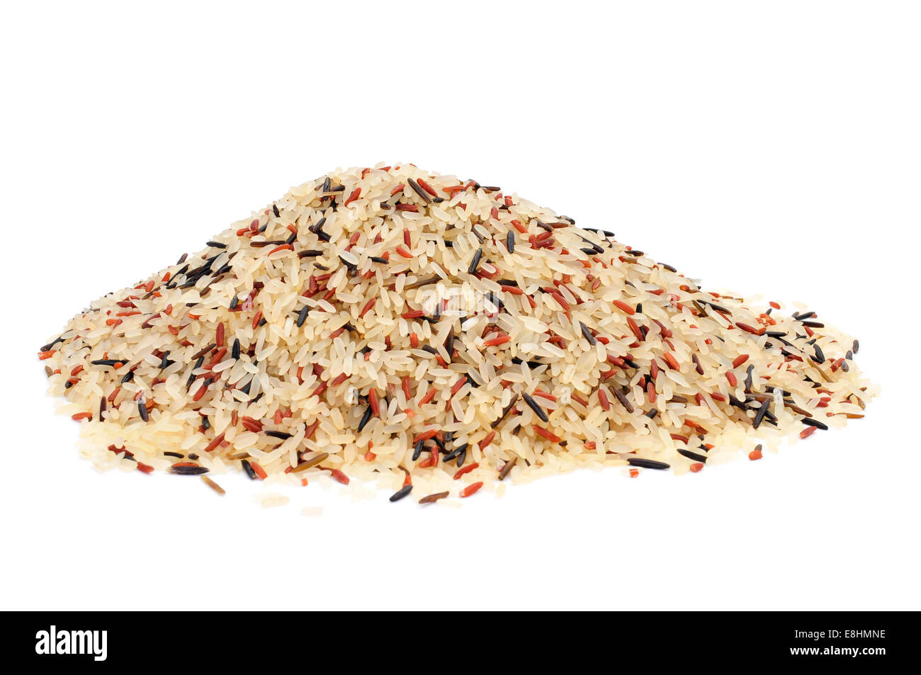 Un mucchio di riso selvatico su sfondo bianco Foto Stock