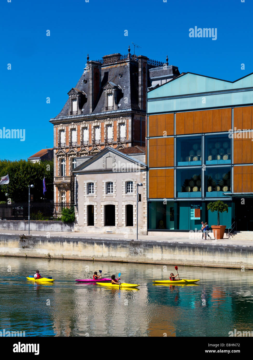 Kayak sul fiume Charente in Jarnac in Charente regione del sud-ovest della Francia con il Cognac Courvoisier ( distilleria dietro Foto Stock