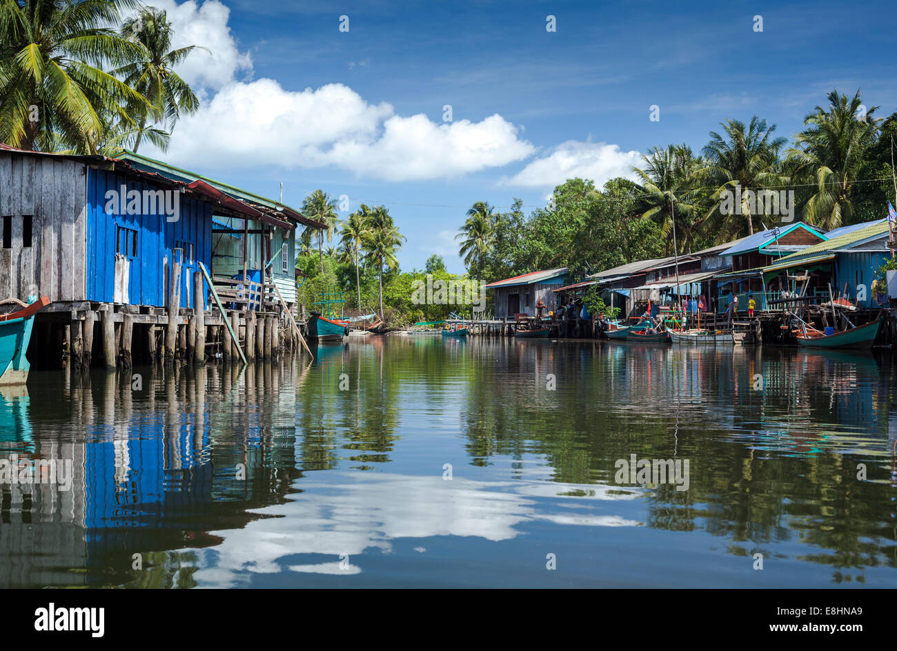 Riverside case nel villaggio di pescatori di albanese Prek Svay, Koh Rong Isola, Cambogia Foto Stock