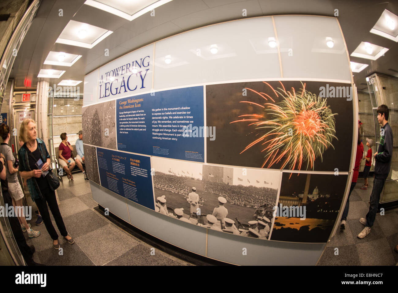 Il Washington Monument espone Washington DC // WASHINGTON DC, una delle esposizioni all'interno del Washington Monument. Il Washington Monument si trova a oltre 555 piedi (169 metri) al centro del National Mall di Washington DC. Fu completato nel 1884 e subì estesi lavori di ristrutturazione nel 2012-13 dopo che un terremoto danneggiò parte della struttura. Foto Stock