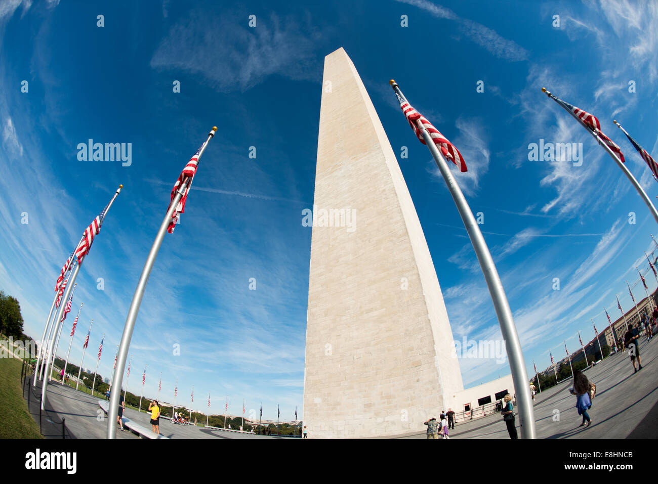 Washington Monument Fisheye View Washington DC // WASHINGTON DC - Una vista fisheye del Washington Monument in una giornata prevalentemente limpida. Il Washington Monument si trova a oltre 555 piedi (169 metri) al centro del National Mall di Washington DC. Fu completato nel 1884 e subì estesi lavori di ristrutturazione nel 2012-13 dopo che un terremoto danneggiò parte della struttura. Foto Stock