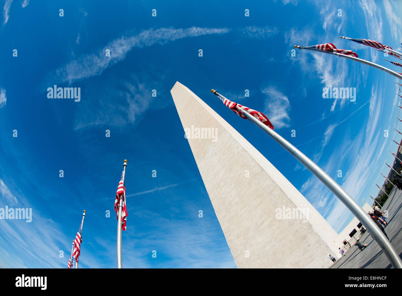 Washington Monument Fisheye View Washington DC // WASHINGTON DC - Una vista fisheye del Washington Monument in una giornata prevalentemente limpida. Il Washington Monument si trova a oltre 555 piedi (169 metri) al centro del National Mall di Washington DC. Fu completato nel 1884 e subì estesi lavori di ristrutturazione nel 2012-13 dopo che un terremoto danneggiò parte della struttura. Foto Stock
