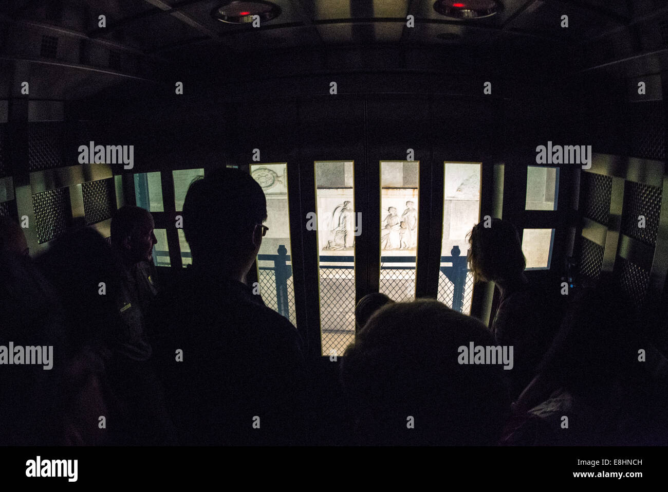 Washington Monument commemorative Stones Elevator Washington DC // lungo il tragitto verso l'ascensore all'interno del Washington Monument le finestre diventano trasparenti per rivelare una serie di pietre commemorative che sono state posate sul muro interno del monumento da vari stati e organizzazioni. Il Washington Monument si trova a oltre 555 piedi (169 metri) al centro del National Mall di Washington DC. Fu completato nel 1884 e subì estesi lavori di ristrutturazione nel 2012-13 dopo che un terremoto danneggiò parte della struttura. Foto Stock