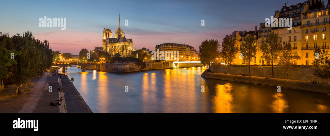 Cattedrale di Notre Dame lungo le rive del Fiume Senna, Parigi, Francia Foto Stock
