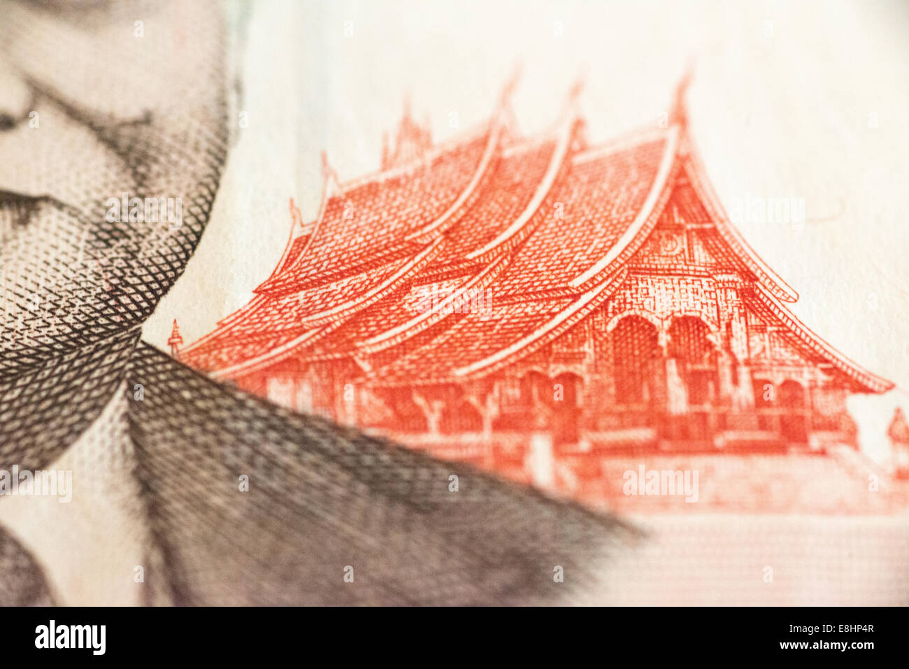 Lao Kip Currency Banknote Vientiane Laos // VIENTIANE, Laos — la valuta cartaria del Laos, nota come Kip, è emessa dalla Bank of the Lao PDR e presenta disegni intricati che mostrano il patrimonio culturale del paese e i monumenti più importanti. Le banconote in valuta variano di taglio e costituiscono una parte essenziale delle transazioni giornaliere in Laos. Il Kip riflette la storia e l'identità della nazione attraverso le sue illustrazioni dettagliate e le caratteristiche di sicurezza. Foto Stock