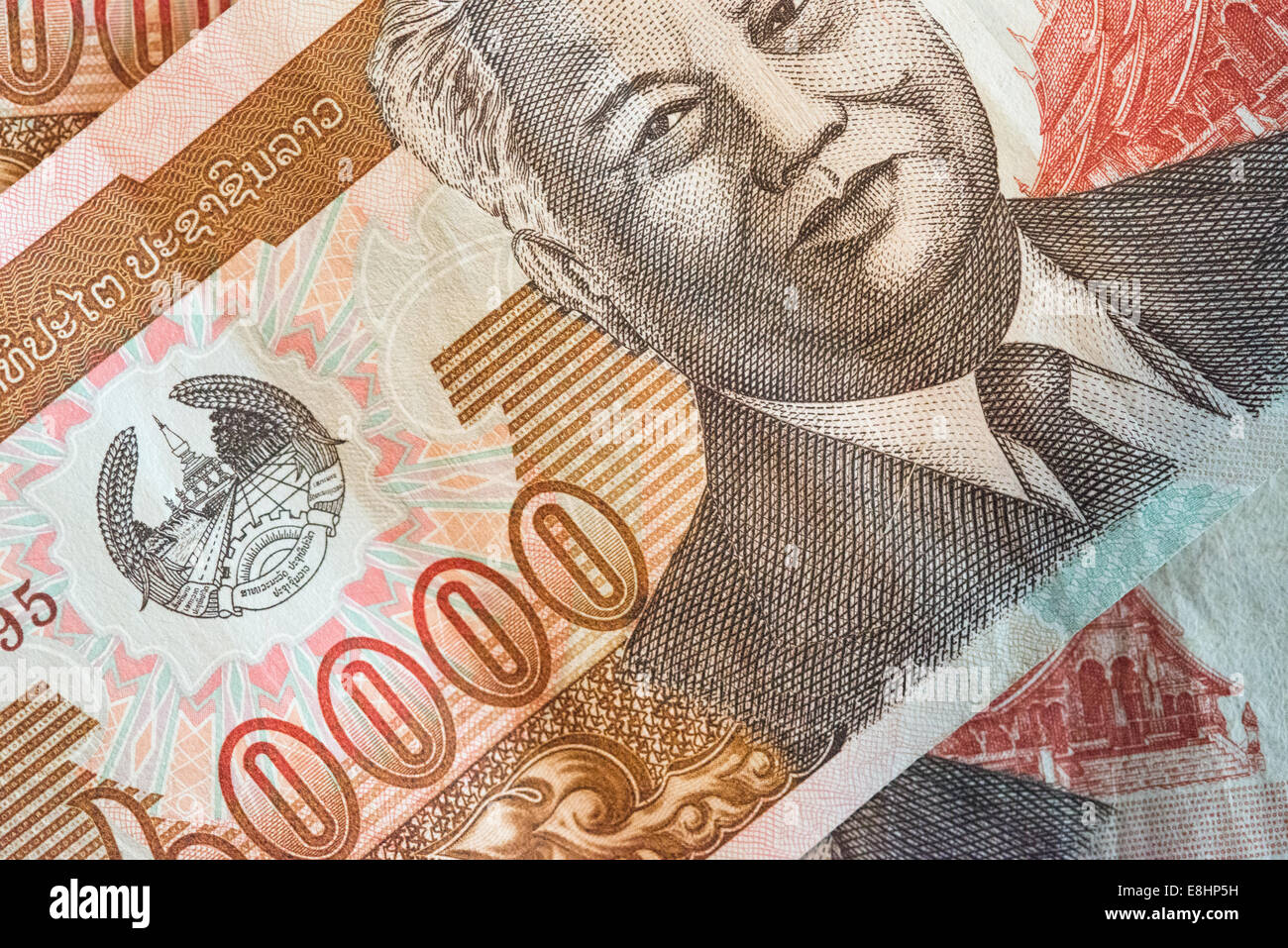 Lao Kip Currency Banknote Vientiane Laos // VIENTIANE, Laos — la valuta cartaria del Laos, nota come Kip, è emessa dalla Bank of the Lao PDR e presenta disegni intricati che mostrano il patrimonio culturale del paese e i monumenti più importanti. Le banconote in valuta variano di taglio e costituiscono una parte essenziale delle transazioni giornaliere in Laos. Il Kip riflette la storia e l'identità della nazione attraverso le sue illustrazioni dettagliate e le caratteristiche di sicurezza. Foto Stock