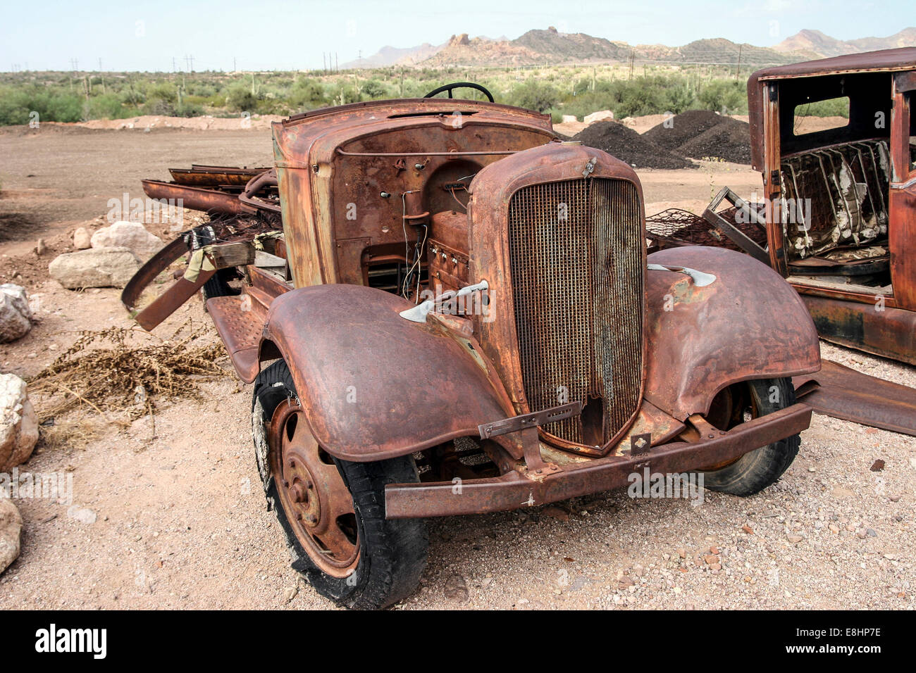 Veicoli Vintage decadendo lontano, a sinistra nel deserto dell'Arizona in una città fantasma Foto Stock
